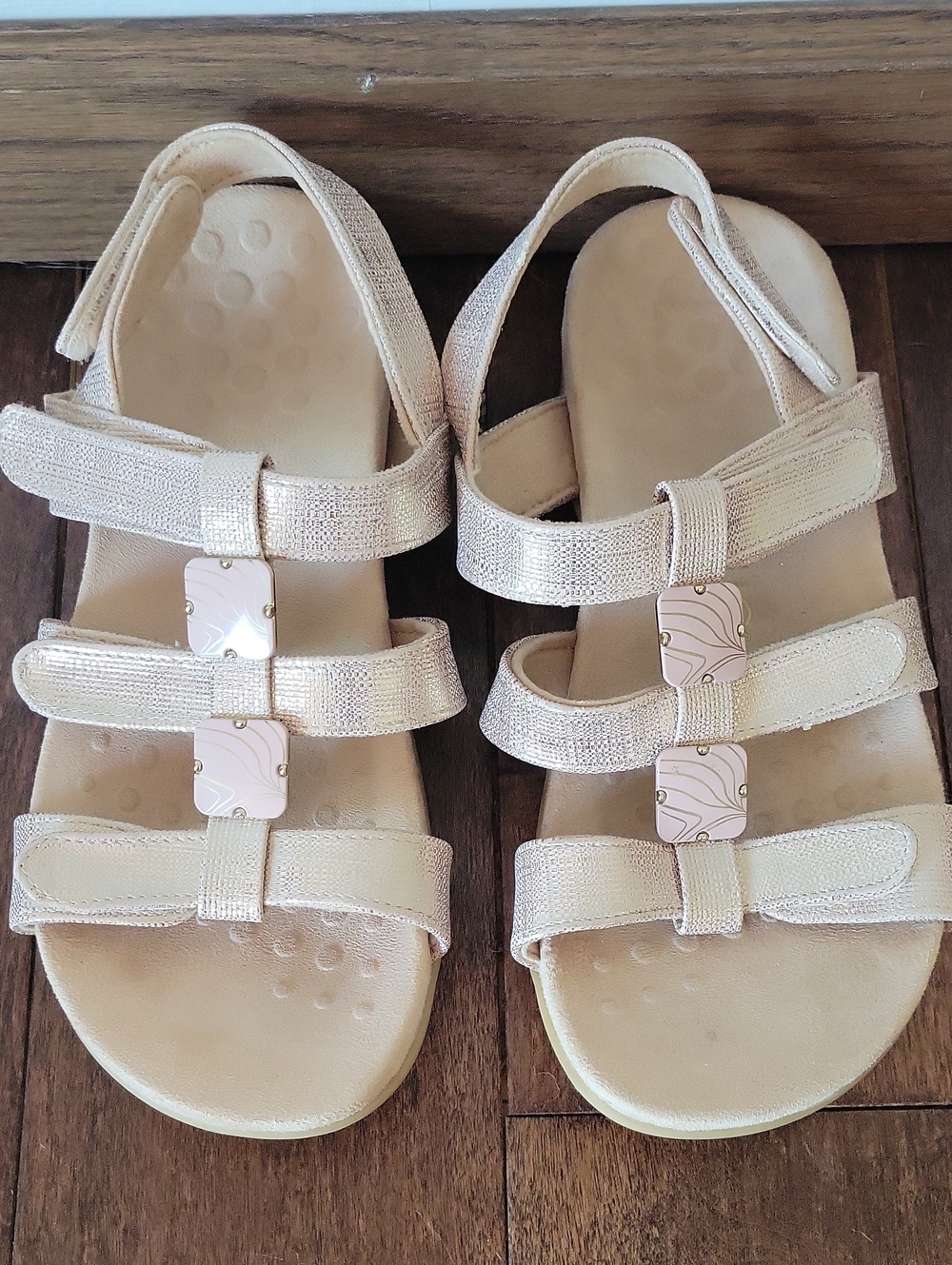 VIONIC "Amber" Metallic Strappy Sandals with Decorative Accents Size 8 Wide